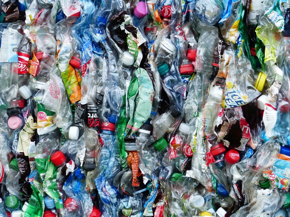 Il Parlamento UE approva norme più severe per le spedizioni di rifiuti. | No-Plastic Challenge